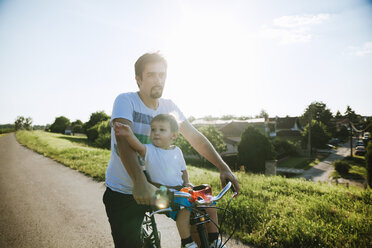Kleiner Junge auf Fahrradtour mit seinem Vater - ZEDF000248