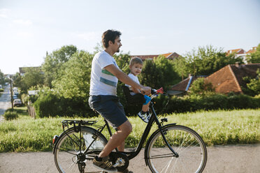 Kleiner Junge auf Fahrradtour mit seinem Vater - ZEDF000249