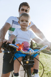 Kleiner Junge auf Fahrradtour mit seinem Vater - ZEDF000251