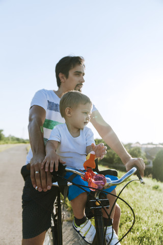 Kleiner Junge auf Fahrradtour mit seinem Vater, lizenzfreies Stockfoto