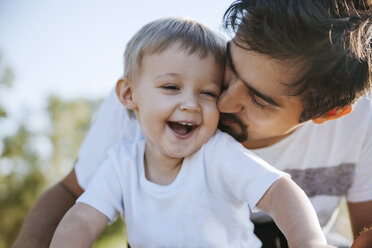 Father cuddling with his little son - ZEDF000255