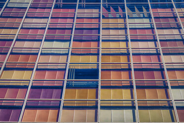 Deutschland, Berlin, Teil der Fassade eines Bürogebäudes - CM000527