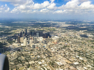 Blick aus einem Verkehrsflugzeug auf Houston, Texas, USA, mit seinem gut definierten Stadtzentrum - ABAF002059