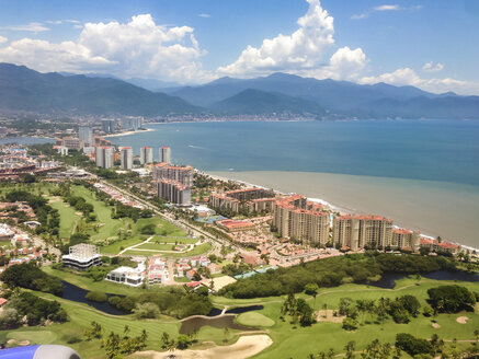 Blick aus einem Verkehrsflugzeug auf Puerto Vallarta und die Banderas Bay, Mexiko - ABAF002060