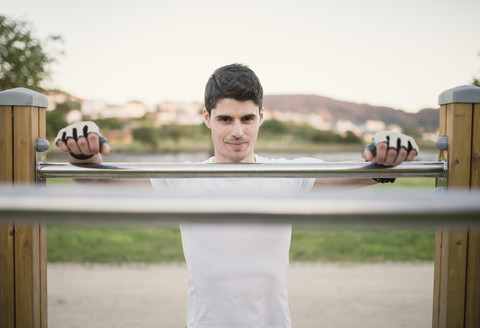 Porträt eines jungen Mannes, bereit zum Training am Barren, lizenzfreies Stockfoto