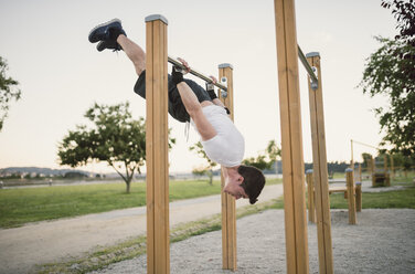 Sportler, Mann, Training an einer Metallstange, im Freien - RAEF001323