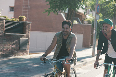 Zwei lächelnde Männer fahren Fahrrad - SKCF000123