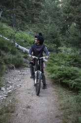 Mountainbiker auf Waldweg bei einer Pause - ABZF000898