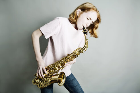 Girl playing saxophone - JATF000864