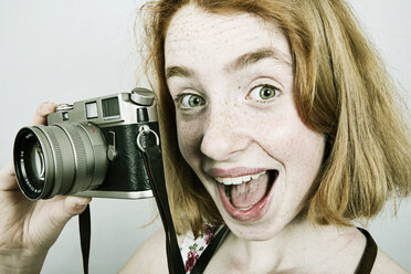 Porträt eines schreienden Mädchens mit einer alten Kamera - JATF000866