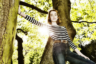 Mädchen klettert auf einen Baum - JATF000889