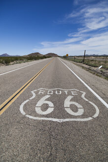 USA, Kalifornien, Mojave-Wüste, Blick auf die leere Route 66 - GIOF001336