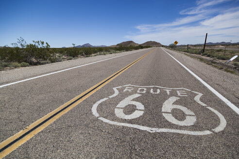 USA, Kalifornien, Mojave-Wüste, Blick auf die leere Route 66 - GIOF001337