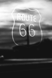 USA, Kalifornien, Mojave-Wüste, Neonschild der Route 66 - GIOF001338