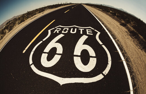 USA, Kalifornien, Mojave-Wüste, Blick auf die leere Route 66 - GIOF001339