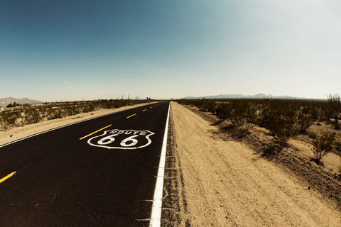 USA, Kalifornien, Mojave-Wüste, Blick auf die leere Route 66, lizenzfreies Stockfoto