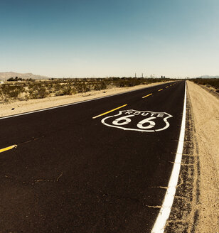 USA, Kalifornien, Mojave-Wüste, Blick auf die leere Route 66 - GIOF001342