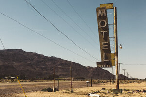 USA, Kalifornien, Mojave-Wüste, Schild eines verlassenen Motels an der Route 66 - GIOF001343
