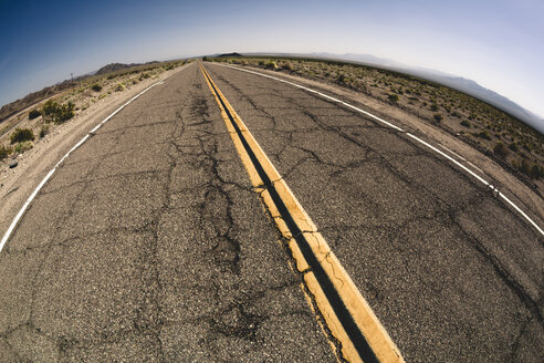 USA, Kalifornien, Mojave-Wüste, Blick auf die leere Route 66 - GIOF001344