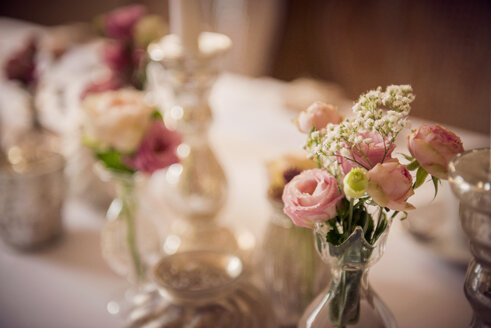Table decoration, roses, flowers in vase - BMAF000222