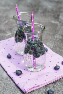 Zwei Karaffen Mineralwasser mit Blaubeeren - SARF002825