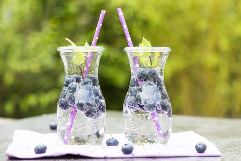 Zwei Karaffen Mineralwasser mit Blaubeeren und Minze, lizenzfreies Stockfoto