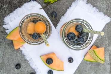 Zwei Karaffen Wasser mit Heidelbeeren und Melone - SARF002828