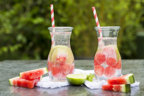 Zwei Karaffen Mineralwasser mit Wassermelone und Limette, lizenzfreies Stockfoto