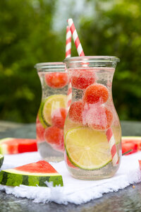 Zwei Karaffen Mineralwasser mit Wassermelone und Limette - SARF002832