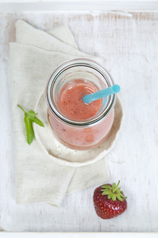 Glasflasche mit Erdbeer-Smoothie und Erdbeere, lizenzfreies Stockfoto