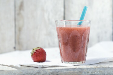 Glas Erdbeer-Smoothie und Erdbeere - ASF005959