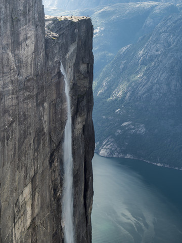 Norwegen, Forsand, Kjerag Felsplateau, Wasserfall und Blick auf den Lysefjord, lizenzfreies Stockfoto