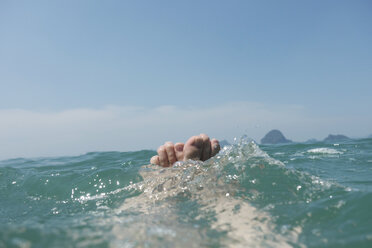 Thailand, Tubkaek, Füße einer im Meer badenden Frau - JATF000897