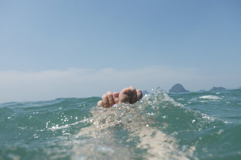 Thailand, Tubkaek, Füße einer im Meer badenden Frau - JATF000897