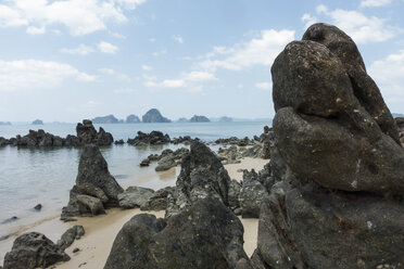 Thailand, Tubkaek, Strand mit Felsen - JATF000904