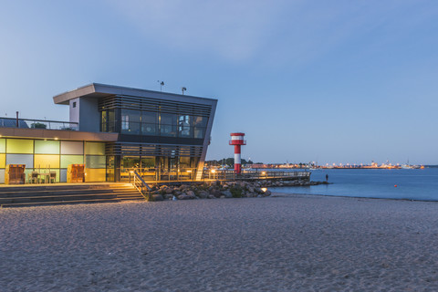 Deutschland, Schleswig-Holstein, Eckernförde, Ostseeinformationszentrum und neuer Leuchtturm, lizenzfreies Stockfoto