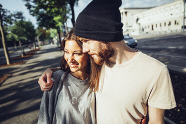 Austria, Vienna, young couple in front of Parliament building - AIF000360