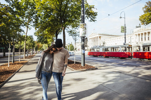 Austria, Vienna, young couple strolling on ring road - AIF000365