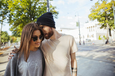 Austria, Vienna, young couple in front of Parliament building - AIF000366