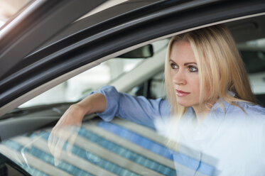 Woman in car looking out of window - DIGF000830