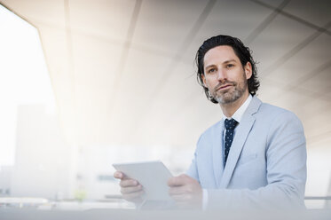 Businessman with tablet - DIGF000895