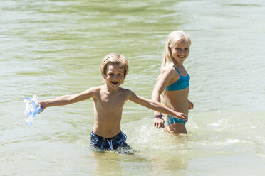 Kleiner Junge und seine Schwester beim Baden in einem Fluss - TCF005027