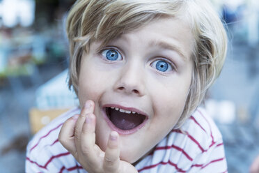 Porträt eines kleinen blonden Jungen mit weit aufgerissenen Augen und offenem Mund - TCF005057