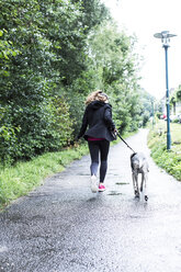 Junge Frau joggt mit Hund - REAF000133