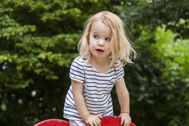 Porträt eines blonden kleinen Mädchens auf dem Spielplatz - TCF005066