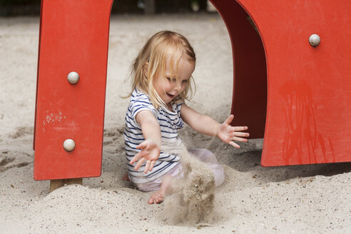 Blondes kleines Mädchen im Sandkasten auf dem Spielplatz - TCF005069