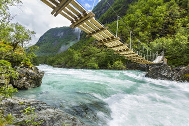 Norwegen, Sogn og Fjordane, Fluss Utla und Hängebrücke - STSF001056
