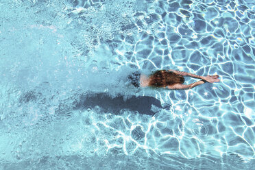 Frau taucht im Schwimmbad unter Wasser - SMAF000519