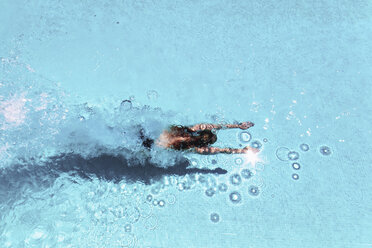 Frau taucht im Schwimmbad unter Wasser - SMAF000520