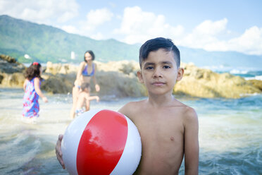 Porträt eines Jungen mit Strandball - ABAF002068